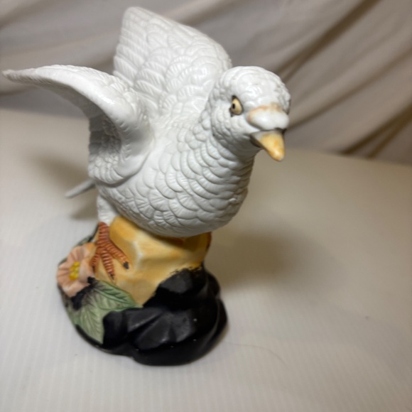 Vintage Flambro White Dove Figurine with Flower Fine Porcelain Made in Taiwan - Picture 7 of 8